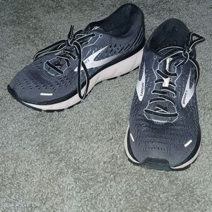 Brooks Ghost 13  Gray and pale pink running shoes sneakers  Sz 8  EUC